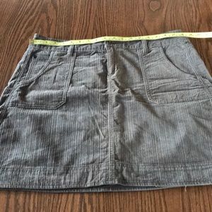 Woolrich sz14 green corderouy skirt; pre-owned.